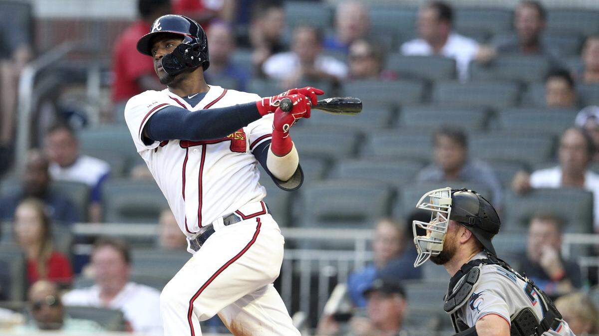 El torpedero cubano de los Bravos Adeiny Hechavarría batea un hit en el segundo inning del partido ante los Marlins, celebrado el 22 de agosto de 2019 en Atlanta.