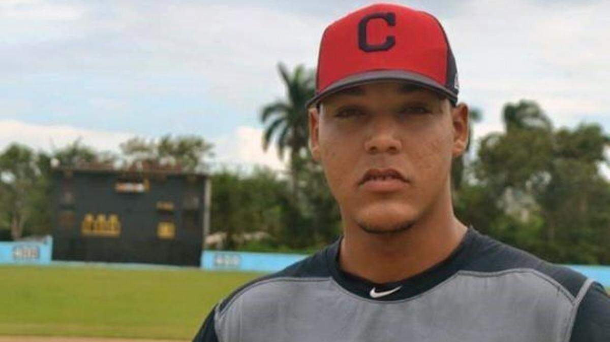 Roberto Hernández logró un contrato con los Indios de Cleveland, pero decidió regresar a Cuba.