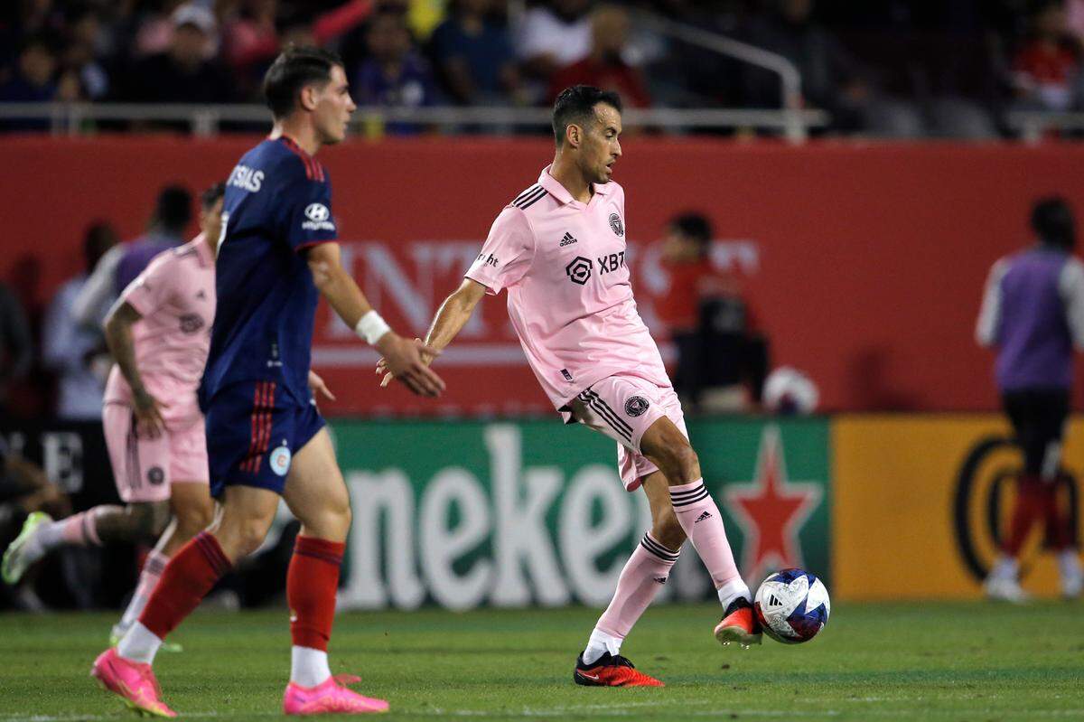 El mediocampista del Inter Miami Sergio Busquets (der.) pasa la pelota en el partido de la MLS ante el Chicago Fire, celebrado el 4 de octubre de 2023 en Chicago.