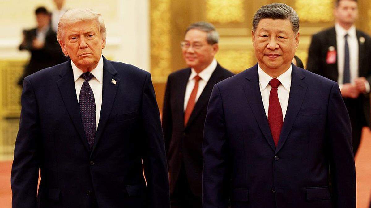 El presidente de los Estados Unidos, Donald Trump, llega a un banquete de Estado ofrecido por el presidente chino, Xi Jinping, en el Gran Salón del Pueblo, el 14 de mayo de 2026 en Pekín, China. Tanto el presidente Trump como el presidente Xi abordaron formas de potenciar la cooperación económica bilateral y la inversión, y coincidieron en que no se debe permitir que Irán posea armas nucleares. Según los medios estatales chinos, Xi hizo hincapié en la importancia de la cuestión de Taiwán y advirtió que una gestión inadecuada de la misma podría deteriorar las relaciones entre Estados Unidos y China.