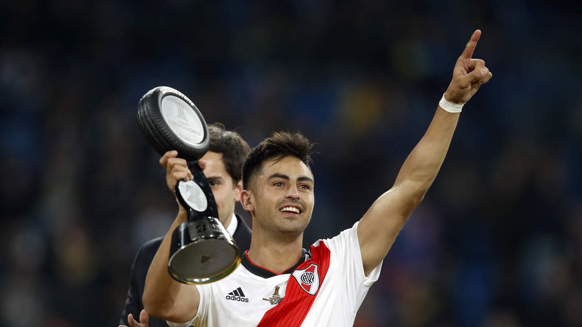 El delantero Gonzalo Martínez celebra con su trofeo de Jugador Más Valioso del partido que proclamó a River Plate como campeón de la Copa Libertadores, luego de derrotar a Boca Juniors en la final del evento, celebrada el 10 de diciembre de 2018 en el estadio Santiago Bernabéu de Madrid, España.