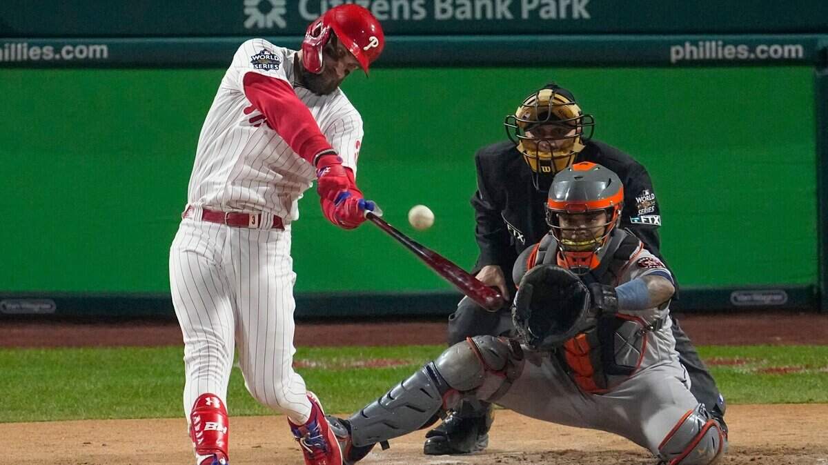 El bateador designado de los Filis Bryce Harper batea un jonrón en el primer inning ante los Astros de Houston, en el tercer partido de la Serie Mundial celebrado el 1ro de noviembre de 2022 en Filadelfia.