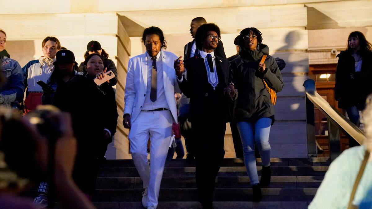 Los congresistas Justin Jones y Justin Pearson, ambos afroamericanos, fueron expulsados el jueves tras dos votaciones distintas en Tennessee.
