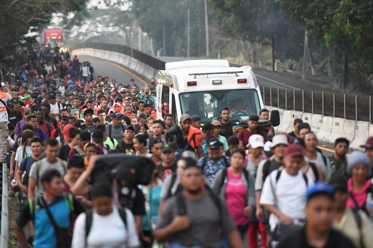 Cientos de inmigrantes se dirigen desde el estado de Obregón al norte de México, en esta foto de archivo del 24 de abril de 2023.