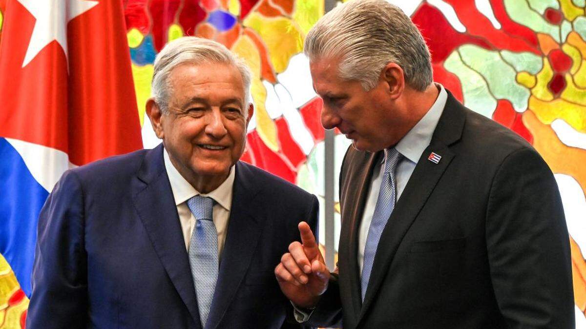 Foto de archivo del gobernante cubano Miguel Díaz-Canel (der.) y el presidente mexicano Andrés Manuel López Obrador conversando tras la firma de acuerdos bilaterales en el Palacio de la Revolución en La Habana, el 8 de mayo de 2022.