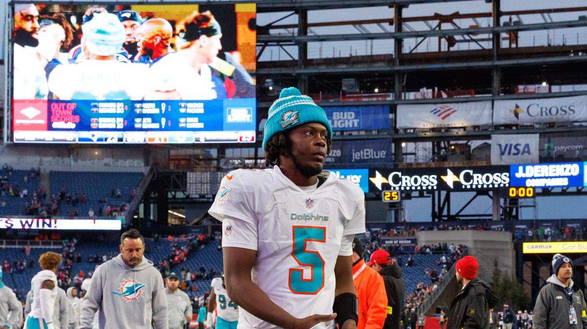 El quarterback de los Dolphins Teddy Bridgewater sale del campo de juego tras la derrota ante los Patriots, en el partido celebrado el 1ro de enero de 2023 en Foxborough, Massachusetts.