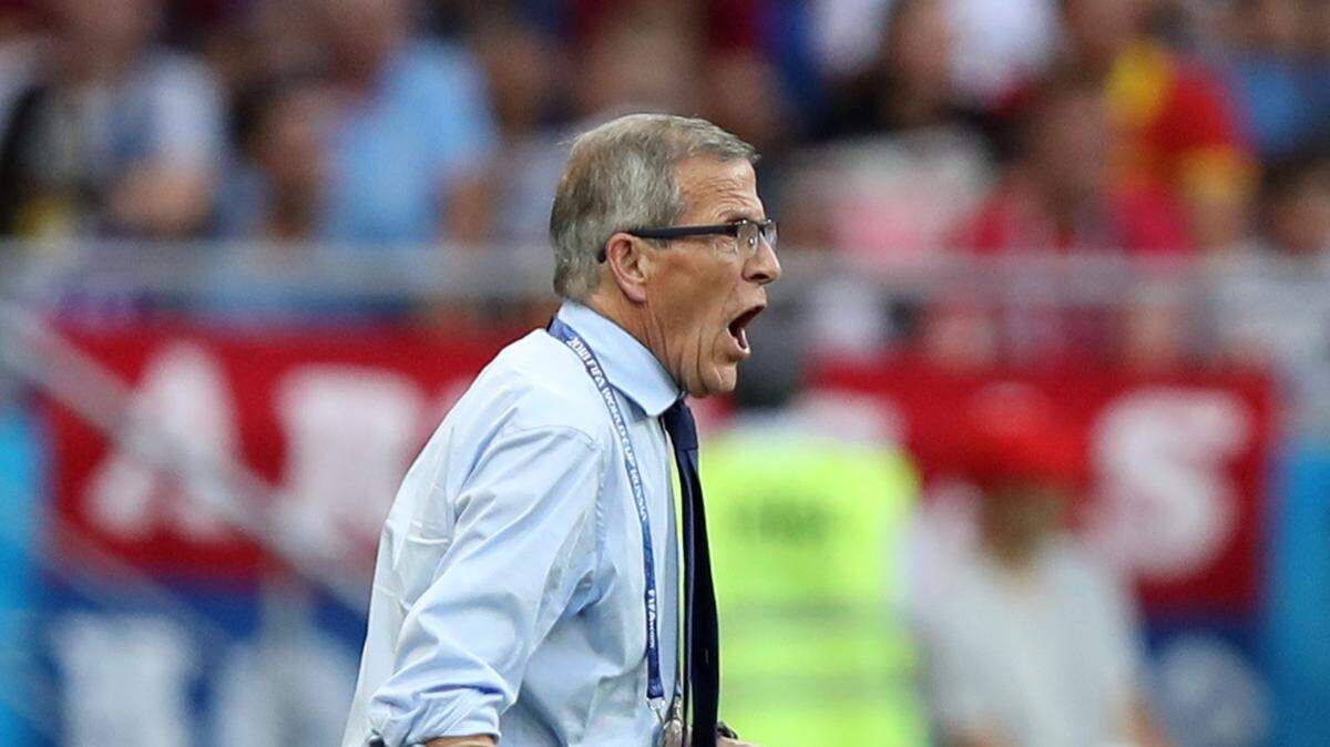 El entrenador de Uruguay Oscar Tábarez reparte instrucciones a los jugadores en el partido ante Arabia Saudita, celebrado el 20 de junio de 2018 en Rostov del Don, Rusia.