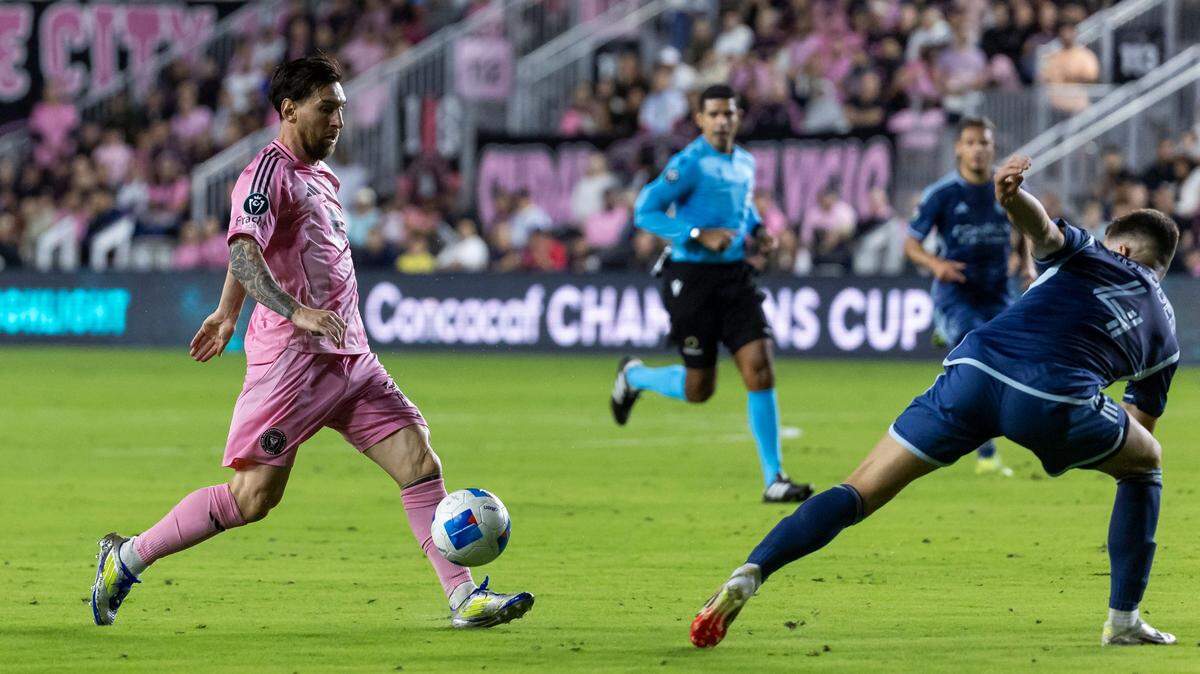 El astro del Inter Miami Lionel Messi (izq.) conduce el balón ante la marca de Robert Voloder, del Sporting Kansas City, en el partido de vuelta de la Copa de Campeones de la Concacaf celebrado el 25 de febrero de 2025 en el Chase Stadium en Fort Lauderdale, Florida.