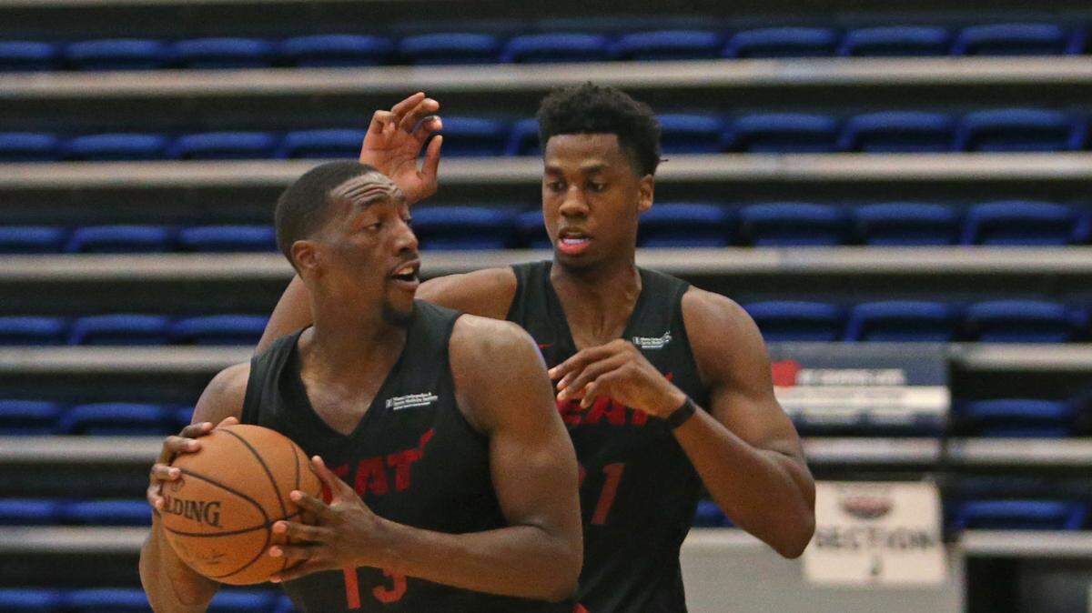 Bam Adebayo (izq.) y Hassan Whiteside practican una jugada durante el primer día del campo de entrenamiento del Heat, el 25 de septiembre de 2018 en la FAU Arena en Boca Raton, Florida.