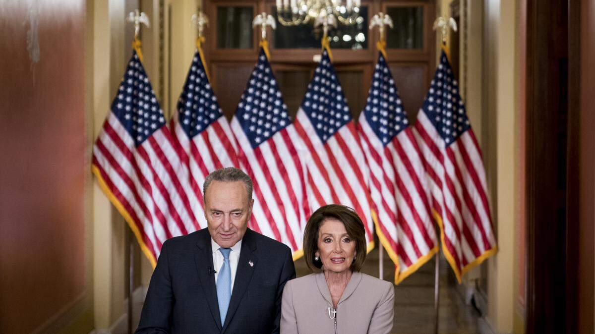 El líder de la minoría en el Senado, Chuck Schumer, y la actual presidente del Congreso, Nancy Pelosi, responden el martes en la noche a la intervención del presidente Trump sobre la crisis en la frontera con México.