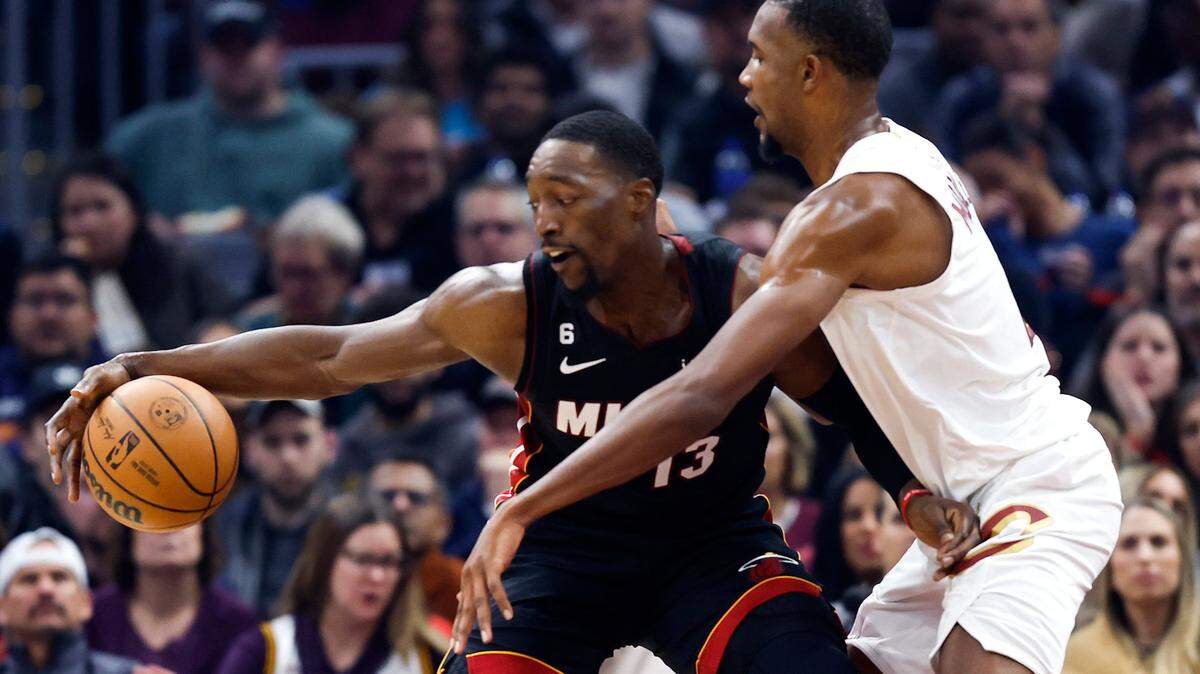 El centro del Heat, Bam Adebayo (13), juega contra el delantero de los Cavaliers, Evan Mobley (der), el domingo 20 de noviembre de 2022 en Cleveland.