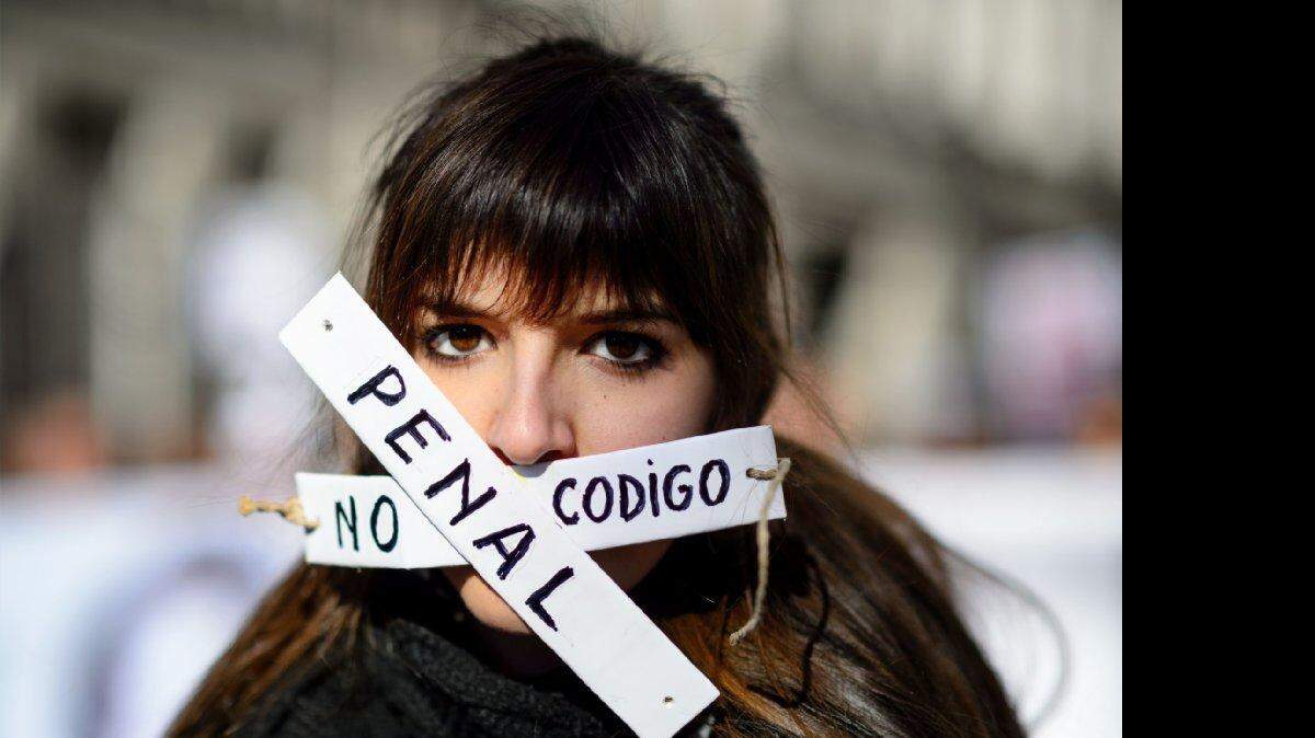 Una mujer participa en una manifestación convocada por la plataforma "Marchas de Dignidad" en contra de la nueva ley de seguridad pública, apodado "Ley Mordaza" en Madrid el 25 de enero, 2015. La cámara baja del Parlamento español aprobó esta ley, el 12 de diciembre de 2014, con los únicos votos a favor del Partido Popular (PP).