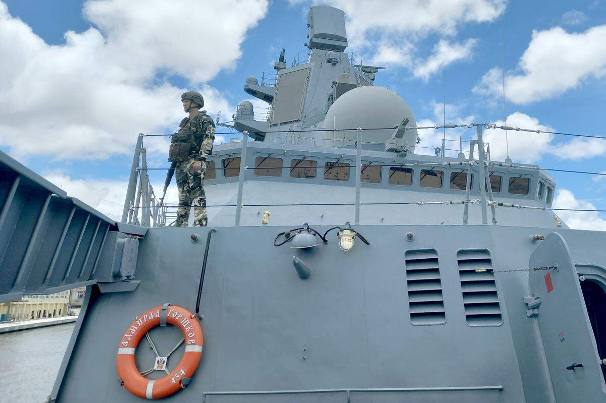 La fragata rusa Almirante Gorshkov celebra una jornada de puertas abiertas en el puerto de La Habana.