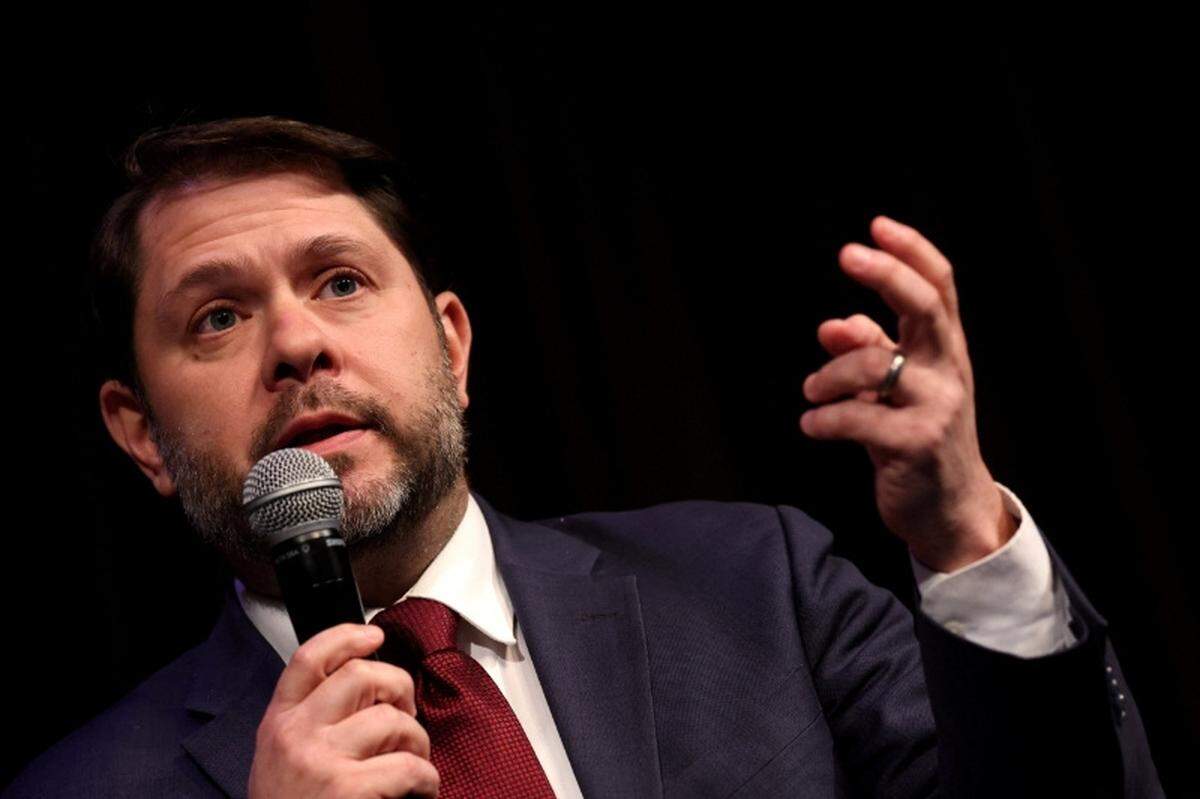FOTO DE ARCHIVO: El senador estadounidense Ruben Gallego pronuncia un discurso durante la Convención Nacional de la National Action Network (NAN) en la ciudad de Nueva York, Estados Unidos. 9 de abril de 2026. REUTERS/Brendan McDermid/Archivo