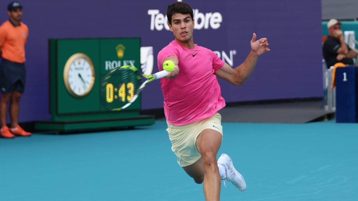 El tenista español Carlos Alcaraz derrotó 6-0 y 7-6 (5) a Dusan Lajovic y pasó a octavos de final en el Miami Open, en el partido celebrado el 26 de marzo de 2023 en el Hard Rock Stadium en Miami Gardens, Florida.