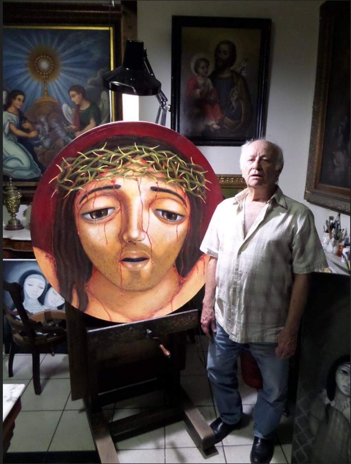 Orlando G. Naranjo, junto a una de sus obras icónicas, titulada “Hacia la Vida”.
