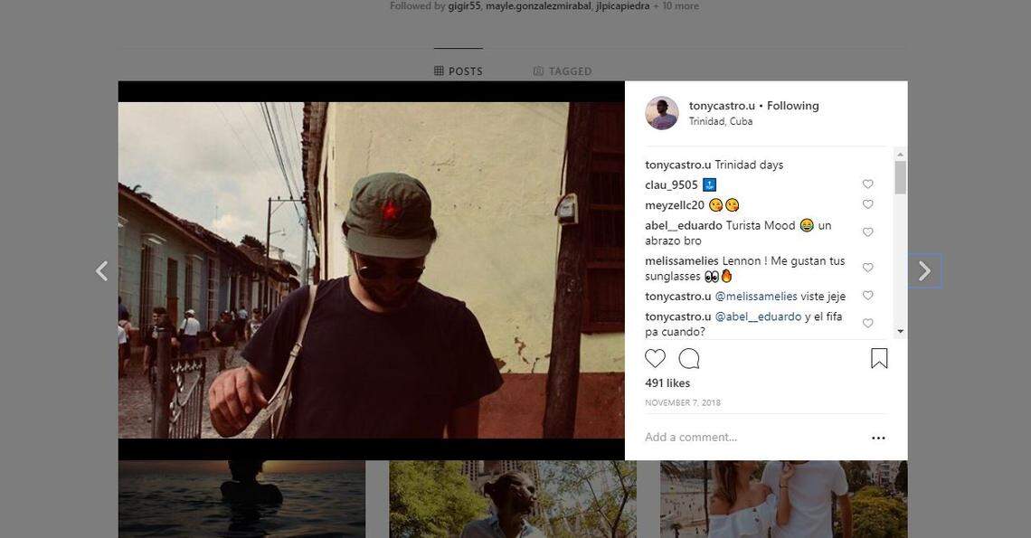 Tony Castro en Trinidad usando una boina verde olivo con estrella roja.