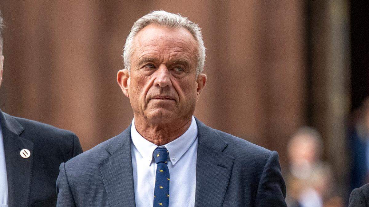 Robert F. Kennedy Jr. sale del funeral de su madre, Ethel Kennedy, en la Catedral de San Mateo Apóstol en Washington, DC, el miércoles 16 de octubre de 2024.