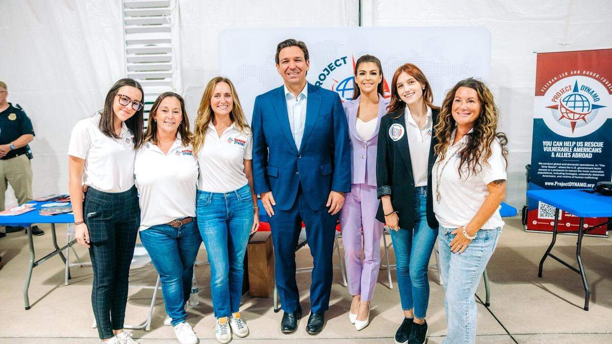 El gobernador de la Florida, Ron DeSantis, con parte del equipo de Project Dynamo, ue brinda asistencia a los afectados en áreas de desastre y zonas de conflicto en todo el mundo, y que ayudó a atraer a los casi 300 estadounidenses de Israel.
