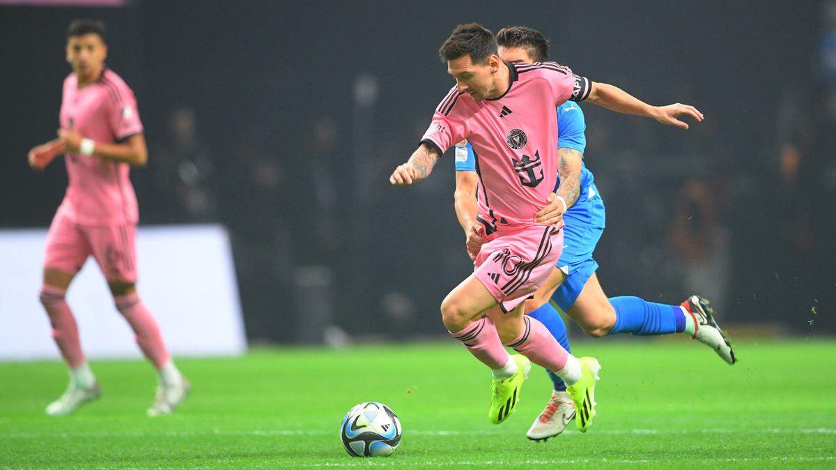 El delantero del Inter Miami Lionel Messi conduce el balón ante la marca de Ruben Neves, del Al-Hilal, en el partido de pretemporada celebrado el 29 de enero de 2024 en Riad, Arabia Saudí.