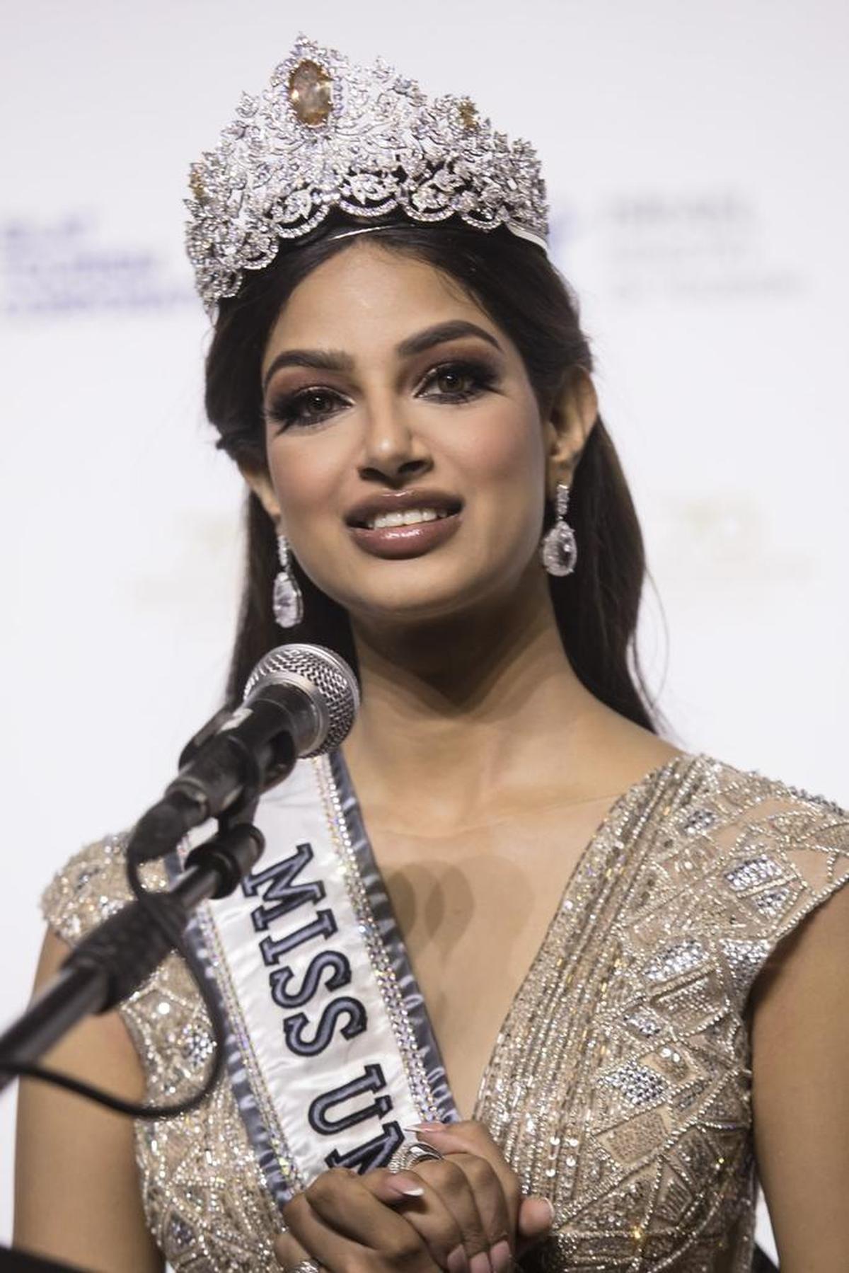 Miss Universo Harnaaz Sandhu de India, habla con la prensa el 12 de diciembre de 2021 en Eilat, Israel. (Foto de Amir Levy / Getty Images)