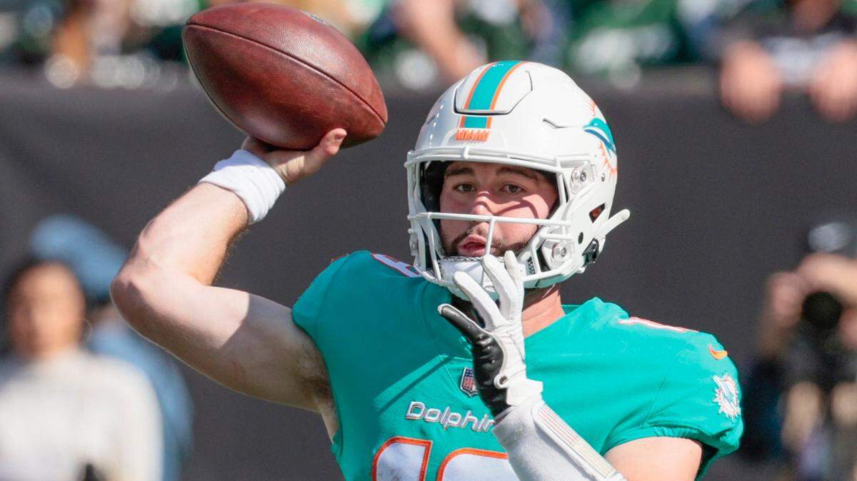 El quaterback de los Dolphins Skylar Thompson lanza un pase en el primer cuarto del partido ante los Jets, el 9 de octubre de 2022 en Nueva York