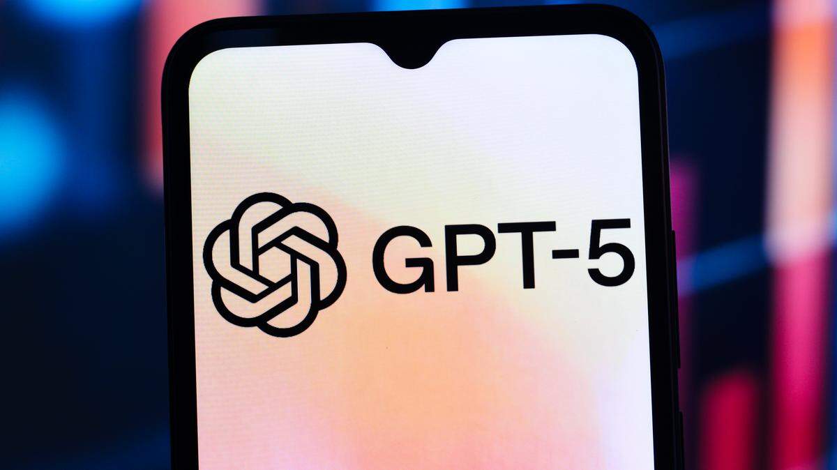 En esta ilustración fotográfica, el logotipo de OpenAI Chat GPT-5 se muestra en la pantalla de un teléfono inteligente.