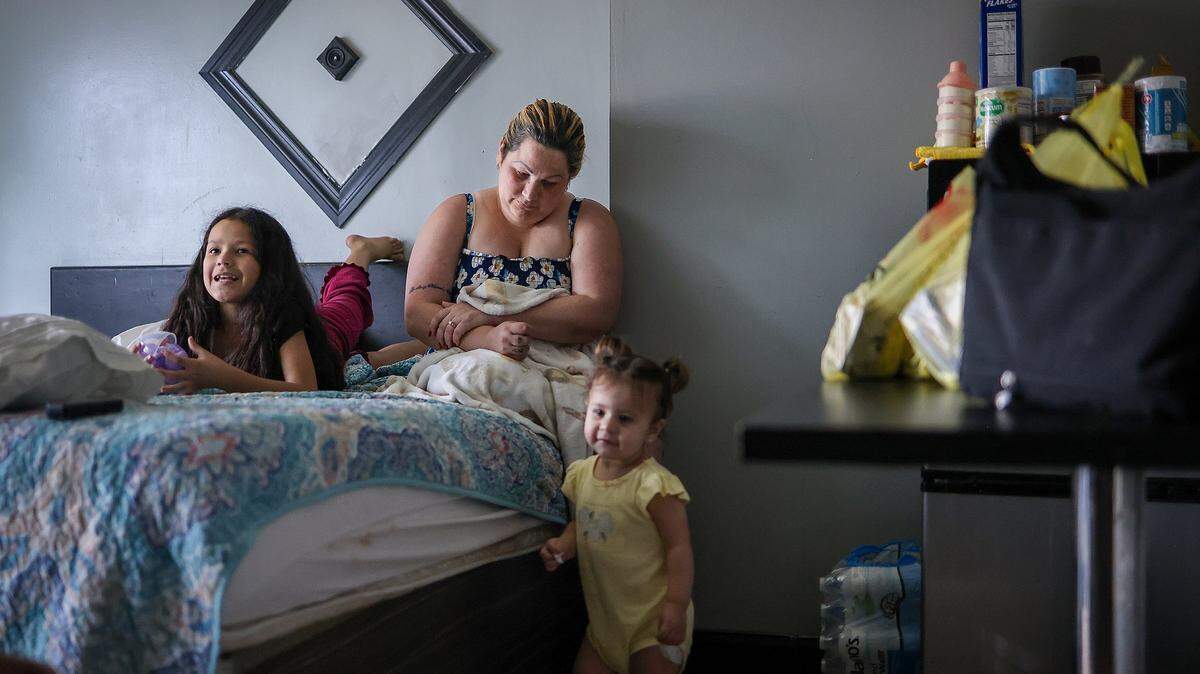 Yelitza Pérez y sus hijas Paola (izquierda) e Itchel están varadas en Miami tras enfrentar dificultades para autodeportarse de regreso a Venezuela. 