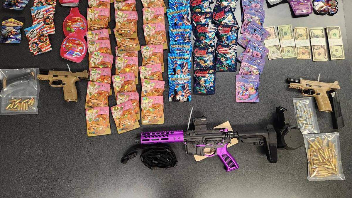 Un fusil semiautomático de color púrpura con un cargador con capacidad para 57 proyectiles de 5.56 mm, dos pistolas de 9 mm, dos teléfonos celulares, $150 en efectivo y 224 gramos de marihuana, dijo la policía que se halló en un auto. El incidente tuvo lugar el lunes, 3 de febrero de 2025, en el Palmetto. 