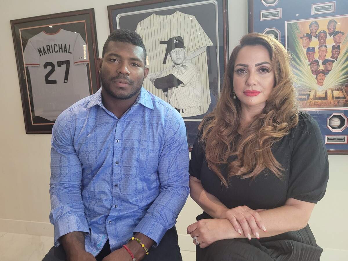 YASIEL PUIG junto con su agente Lisette Carnec, quien le ayuda en sus esfuerzos de regresar a Grandes Ligas