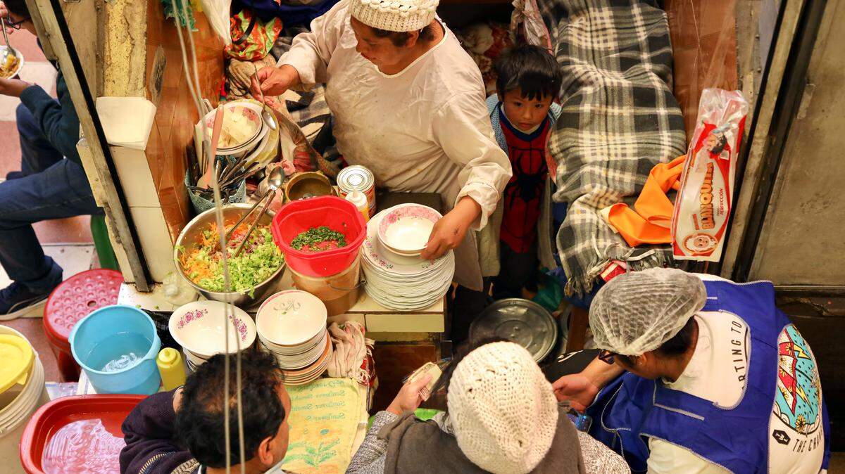 Foto de archivo del 2022 de un restaurante en un mercado de verduras y frutas en Potosí, Bolivia. La crisis económica ha golpeado fuertemente a los bolivianos, que ven con algo de esperanza las elecciones presidenciales del domingo 17 de agosto de 2025.