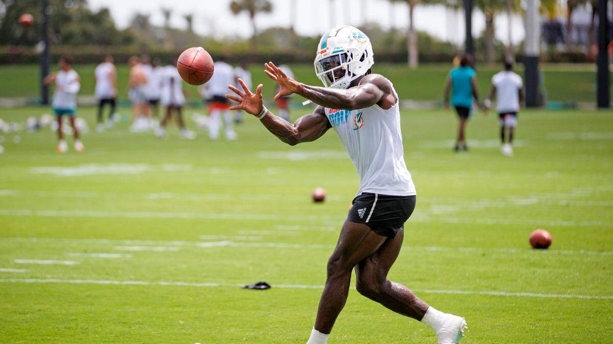 El wide receiver Tyreek Hill participa en el campo de entrenamiento de los Dolphins en el Baptist Health Training Complex en el Hard Rock Stadium, en Miami Gardens, Florida, el 27 de julio de 2022.