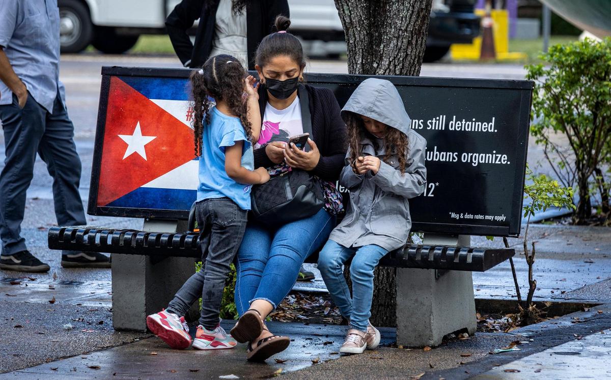 Una madre y sus hijas se sientan en los bancos de Patria y Vida, un proyecto de arte conceptual para ayudar a los cubanos en la isla a estar conectados con el mundo y documentar actos represivos.