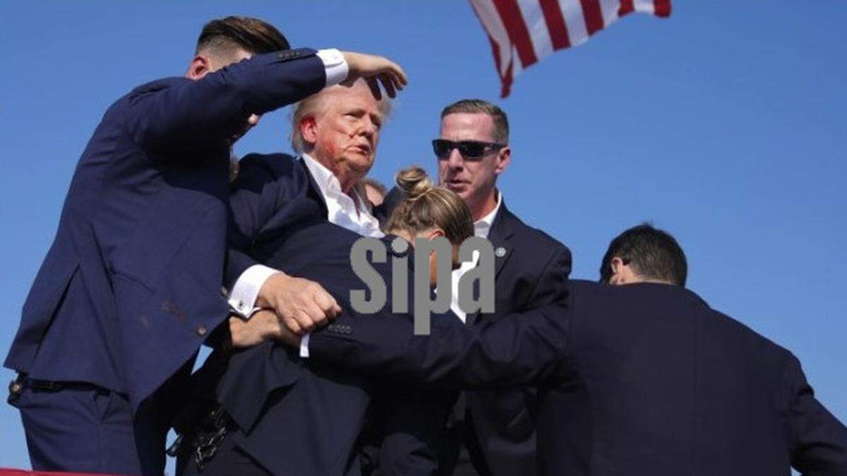 El expresidente Donald Trump es rodeado por agentes del Servicio Secreto en un mitin de campaña en Butler, Pensilvania, el sábado 13 de julio de 2024. 