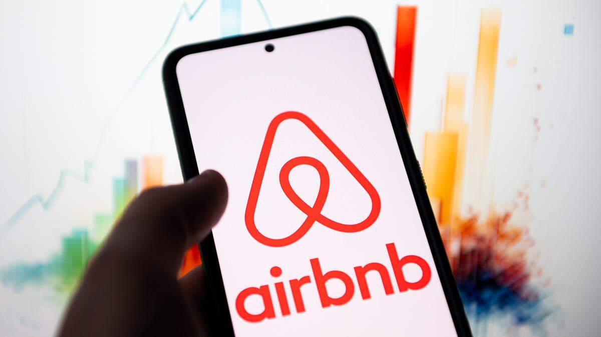 En esta ilustración fotográfica se ve el logotipo de Airbnb en un teléfono inteligente.