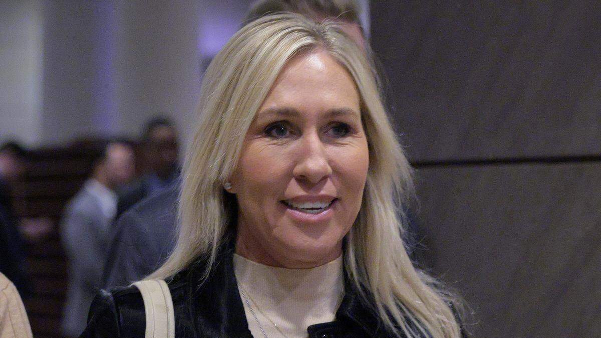 La ex representante de Estados Unidos Marjorie Taylor Greene (R-GA) sale de una reunión a puerta cerrada con miembros de la Cámara de Representantes en el Capitolio el 16 de diciembre de 2025 en Washington, D.C.