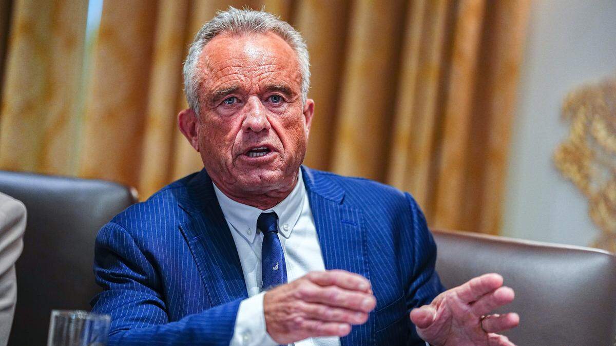 Secretario de Salud y Servicios Humanos de Estados Unidos, Robert F. Kennedy, Jr., habla mientras el presidente Donald J. Trump preside una reunión de gabinete en la Sala del Gabinete de la Casa Blanca, en Washington, DC, el martes 26 de agosto de 2025.