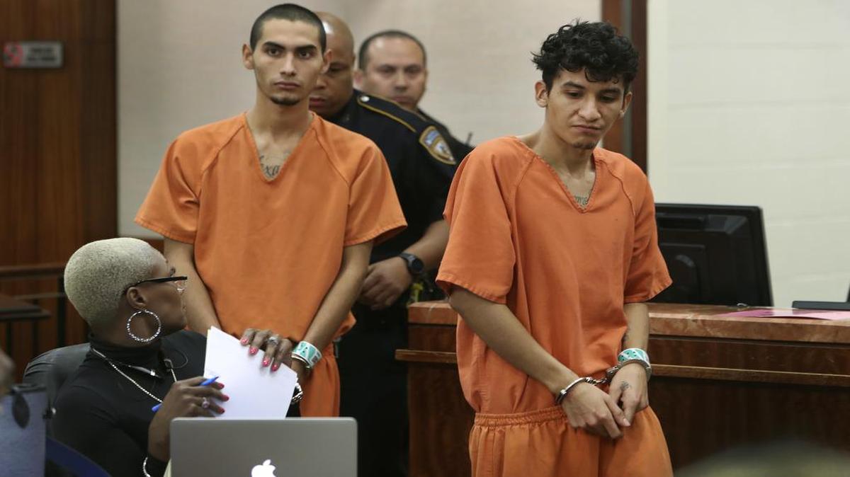Dos miembros de la pandilla Mara Salvatrucha Miguel Álvarez-Flores (der.) y Diego Hernández-Rivera aparecen en la corte, el 2 de marzo del 2017, en Houston. Los dos, que practicaban cultos satánicos en su apartamento en Houston, son sospechosos de asesinar a una joven y secuestrar a otras.