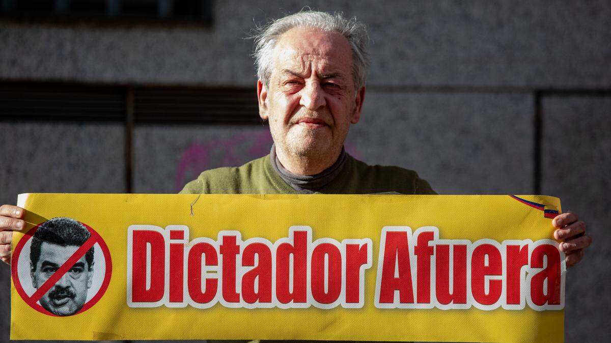 Un miembro de la comunidad venezolana protesta contra el gobernante Nicolás Maduro, el 24 de marzo de 2025, en Madrid, España.