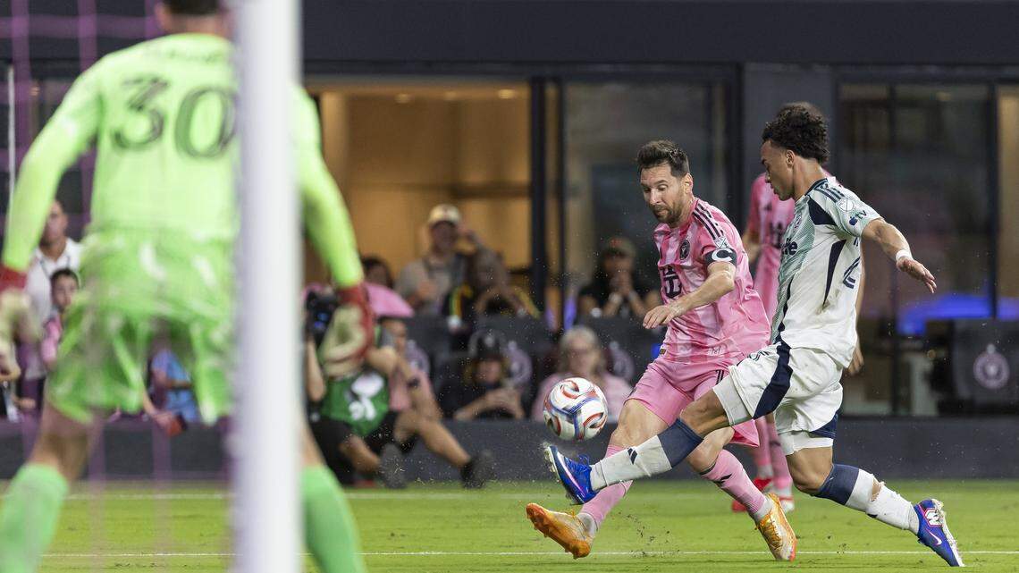 El capitan del Inter Miami, Lionel Messi (10), realiza un disparo que detiene el portero del New England Revolution, Matt Turner (30), en la segunda mitad de su partido de la MLS en el Nu Stadium, en el Miami Freedom Park, el sábado 25 de abril de 2026, en Miami, Florida.