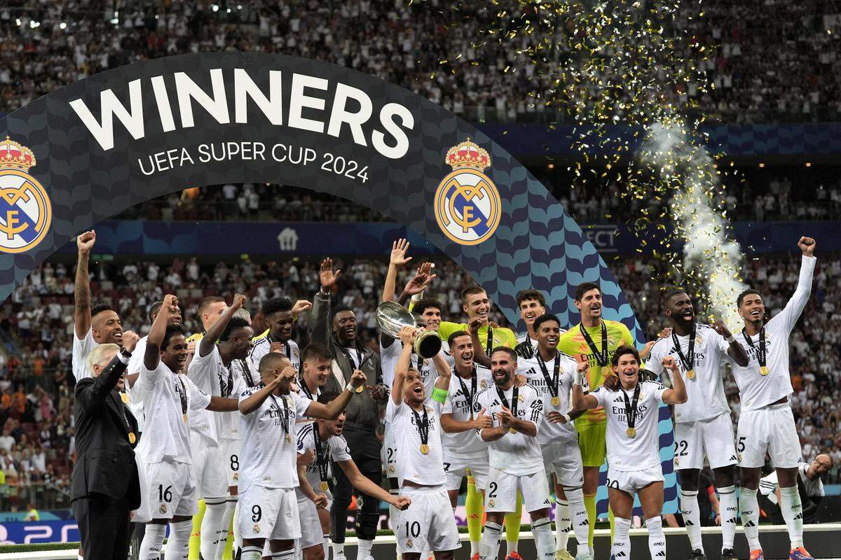 Los jugadores del Real Madrid celebran la corona de la Supercopa de Europa tras derrotar 2-0 en la final al Atalanta, el 14 de agosto de 2024 en Varsovia, Polonia.