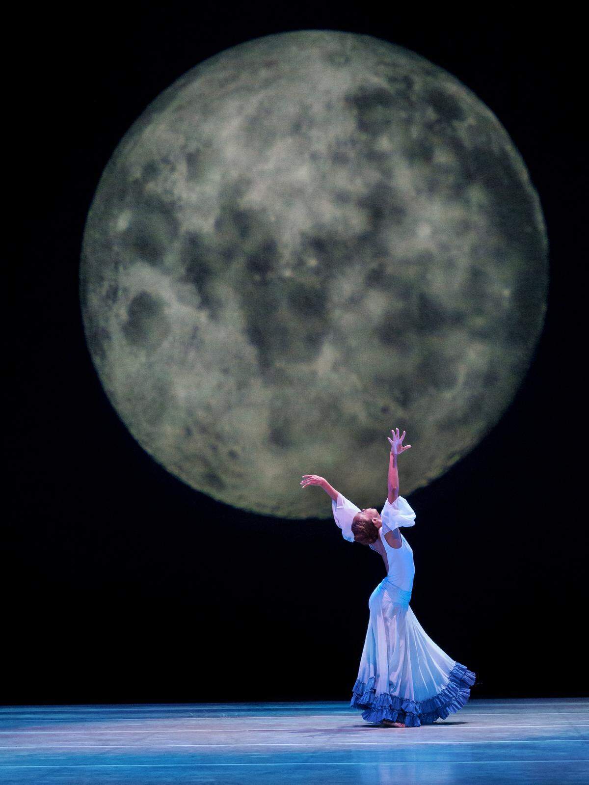 Constance Stamatiou en “Dancing Spirit”, de Ronald K. Brown. 