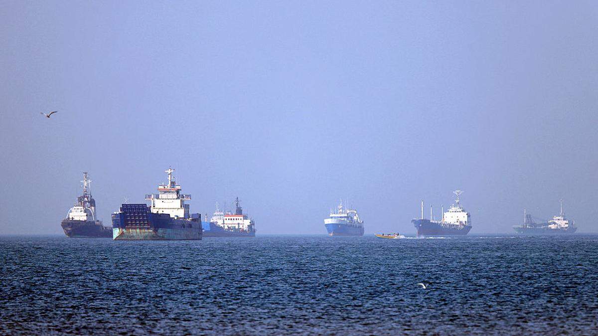 Barcos permanecen anclados en el estrecho de Ormuz, frente a Bandar Abbas, en el sur de Irán, el 4 de mayo de 2026.