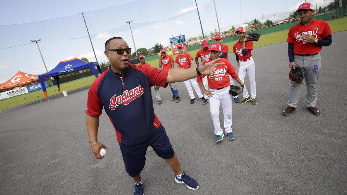 El exjugador de Grandes Ligas puertorriqueño Carlos Baerga comparte sus secretos del béisbol a niños durante el evento “MLB/NBA WorkShop”, el 13 de diciembre de 2018 en Ciudad de Panamá.