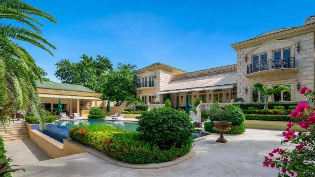 Jeff Bezos ya tiene dos mansiones en Indian Creek, la isla privada en Miami Beach que llaman el Búnker de los Millonarios. El fundador de Amazon acaba de comprar por $79 millones una mansión junto a la que había comprado a finales de junio por $68 millones.