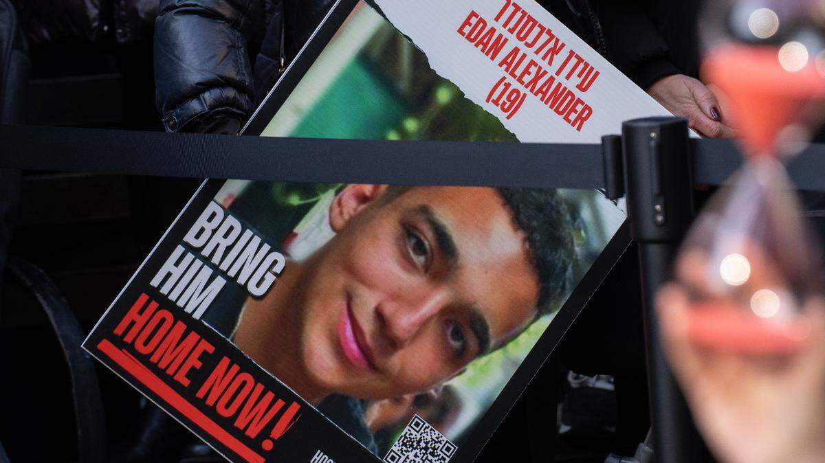 Un manifestante sostiene un cartel del rehén israelí Edan Alexander con un reloj de arena en primer plano durante una manifestación para exigir la liberación de los rehenes israelíes secuestrados por Hamás., en la sede Naciones Unidas, Nueva York, el 12 de enero de 2024.