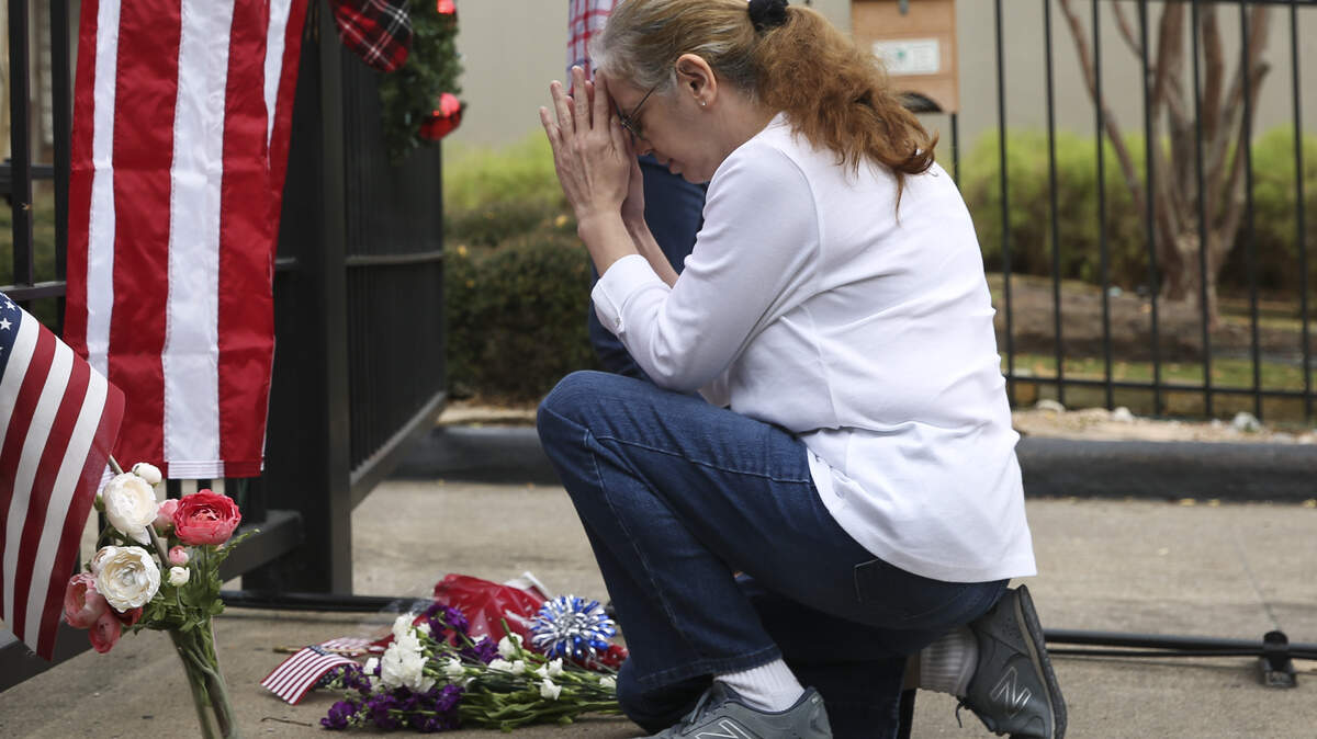 Suzette Renee Drab deposita un ramo de flores en la entrada de la residencia del ex presidente George H.W. Bush el 1 de diciembre del 2018.