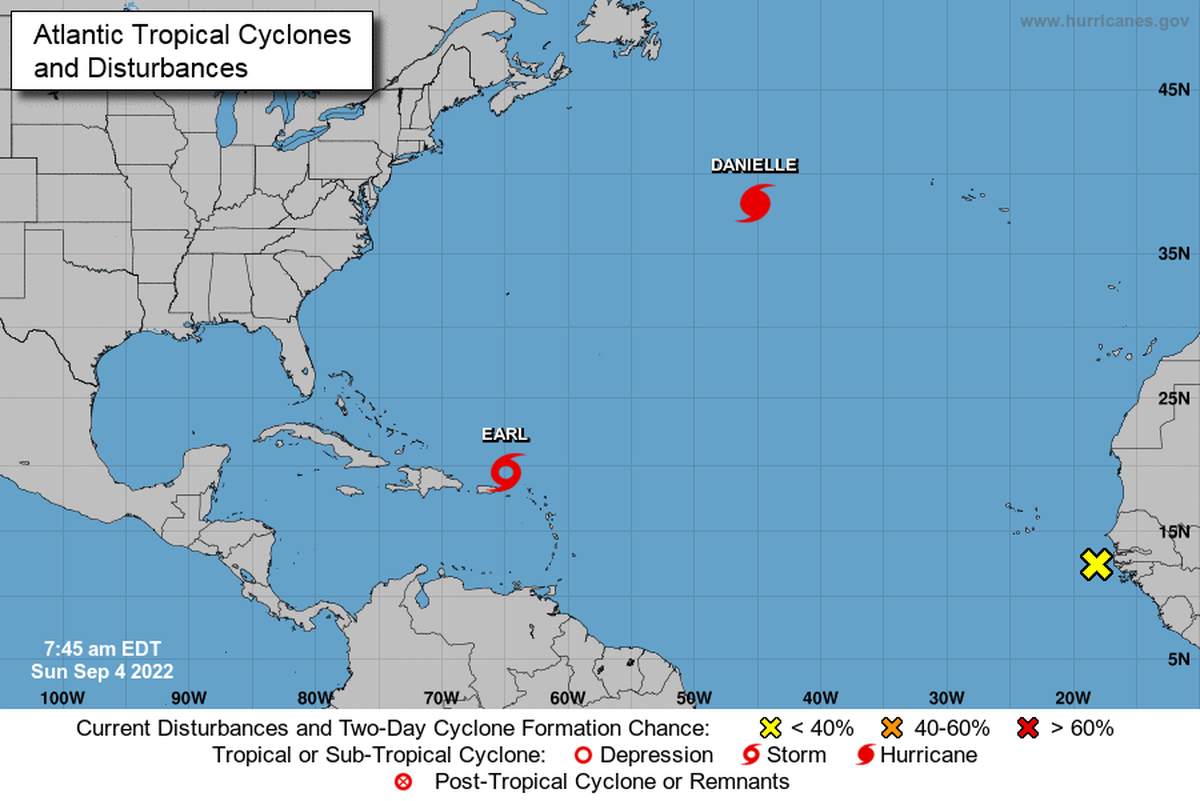 La tormenta tropical Earl arrojaría lluvias fuertes sobre Puerto Rico, las Islas Vírgenes y el norte de las Antillas Menores. El huracán Danielle se espera que se fortalezca.