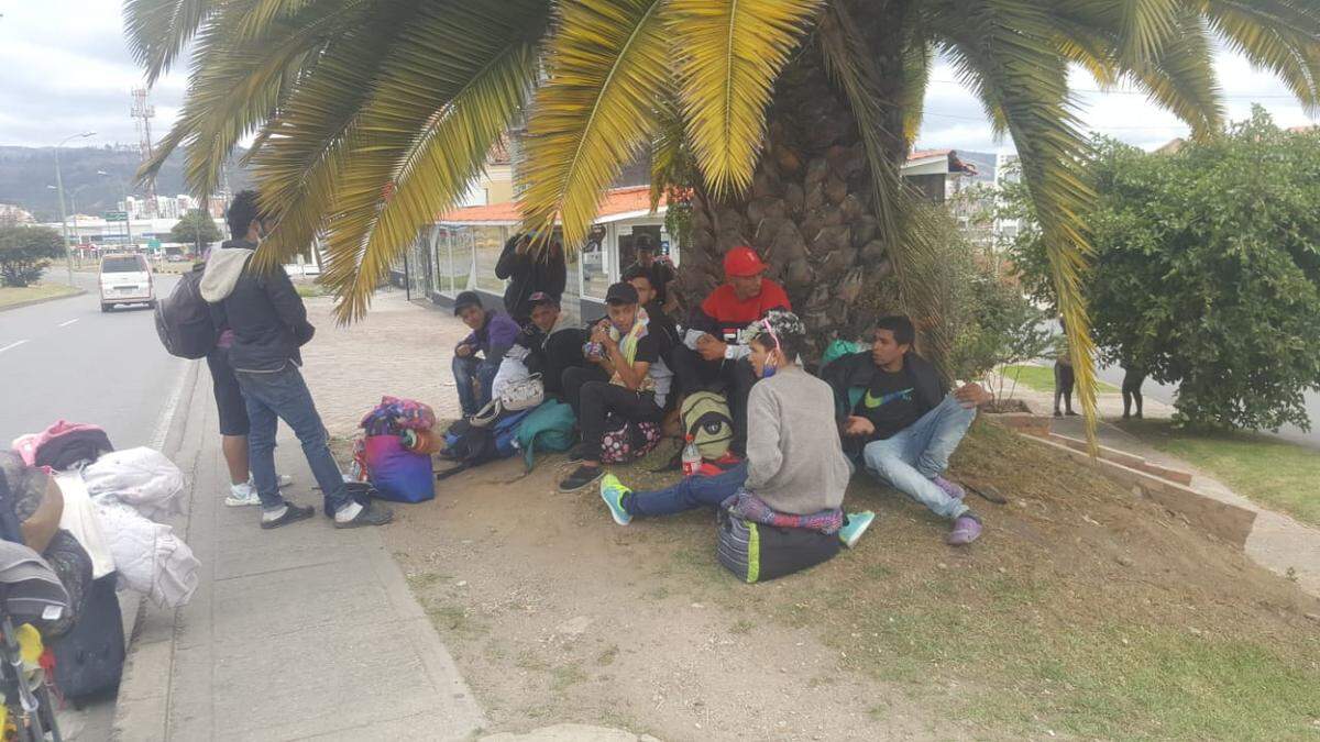 Un grupo de venezolanos descansan en Tunja, Colombia, después de haber caminado mas de 370 millas desde Calí. Tras colapsar la economía colombiana por la propagación del coronavirus, muchos migrantes han decidido regresar a Venezuela y, por falta de recursos, lo hacen a pie.