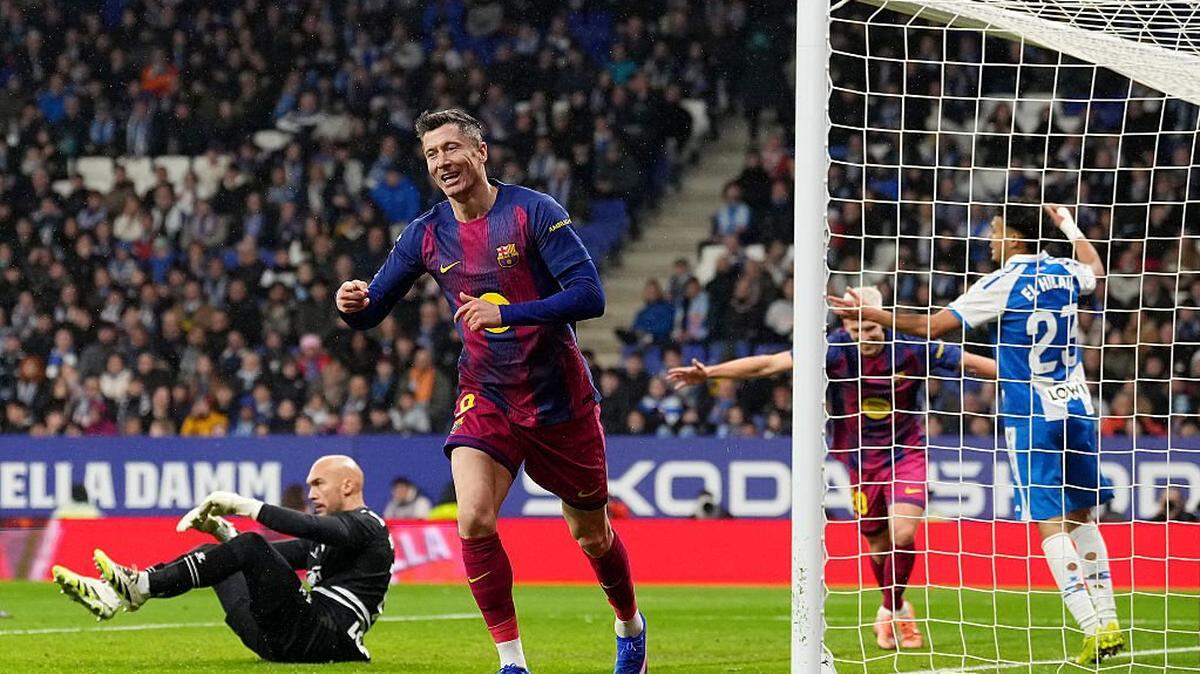 El delantero de Barcelona Robert Lewandowski celebra tras anotar el segundo gol del triunfo de su equipo 2-0 ante el Espanyol, en el partido efectuado el 3 de enero de 2026 en Barcelona. 